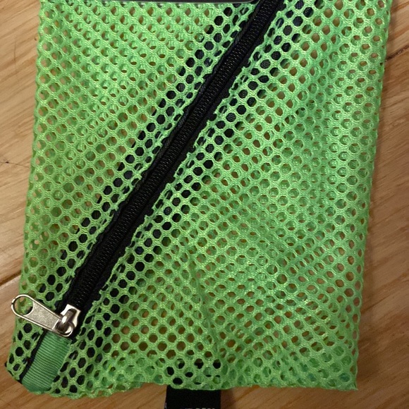 NWT bundle multicolor Vaultz mesh backpack Storage bags, zip close & clip on - Picture 5 of 7